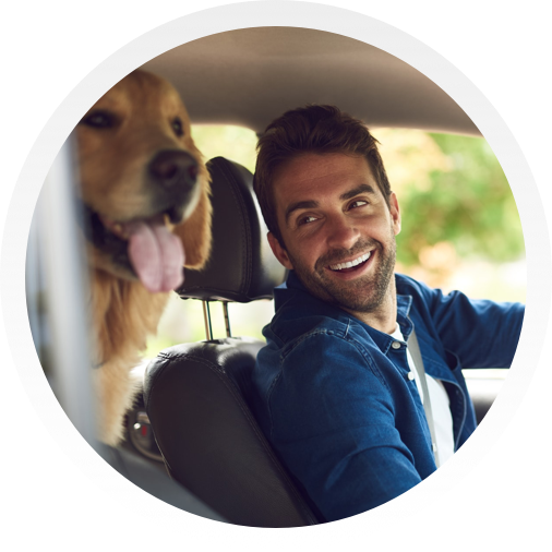 Hombre joven conduciendo