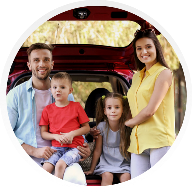 Una pareja con sus dos hijos.