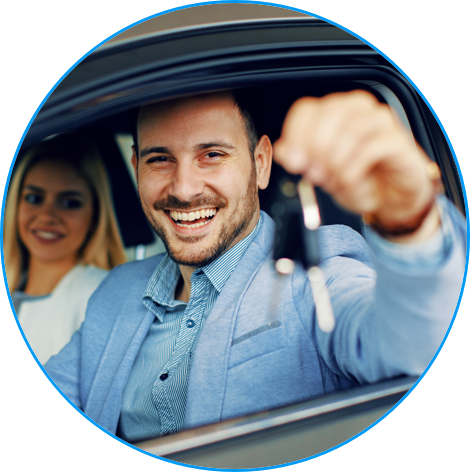 Hombre sosteniendo llaves.